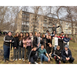 Каждую весну учащиеся МБОУ СОШ №12 города Бийска проводят субботники