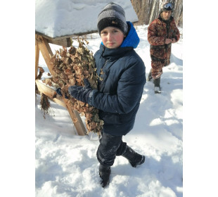 Ребята из детского лесничества «Ёлочка» АКДЭЦ подкормили животных в Бобровском заказнике