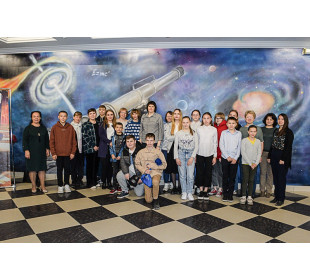 Ребята и педагоги-наставники АКДЭЦ посетили выставку «Растения в космосе» в Барнаульском планетарии.